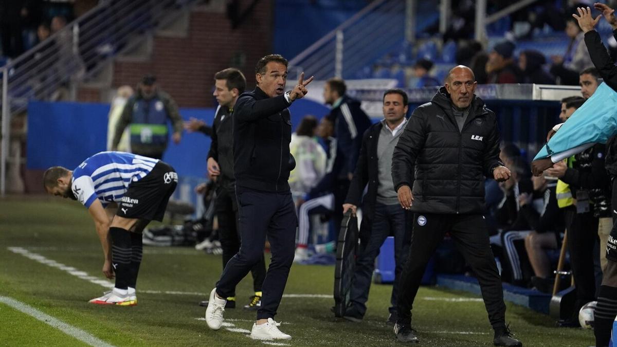 Luis García se dirige hacia su banquillo, durante un partido de esta temporada