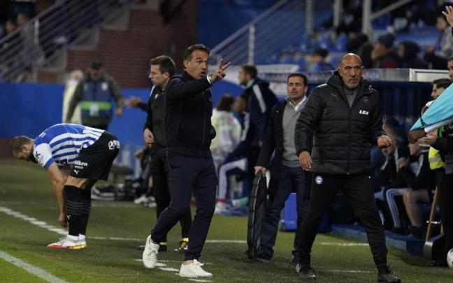 Luis García se dirige hacia su banquillo, durante un partido de esta temporada