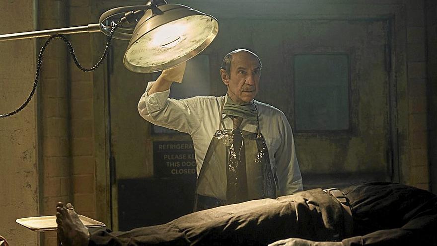 F. Murray Abraham en el episodio ‘La autopsia’ de la serie ‘El gabinete de curiosidades de Guillermo del Toro’. | FOTO: NETFLIX