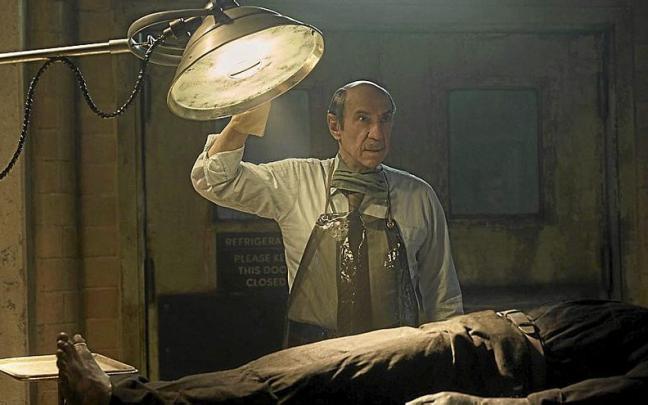 F. Murray Abraham en el episodio ‘La autopsia’ de la serie ‘El gabinete de curiosidades de Guillermo del Toro’. | FOTO: NETFLIX F. Murray Abraham en el episodio ‘La autopsia’ de la serie ‘El gabinete de curiosidades de Guillermo del Toro’. | FOTO: NETFLIX