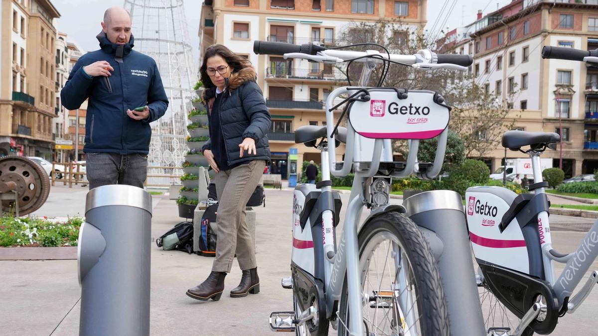 La alcaldesa, Amaia Agirre, con las nuevas bicis.