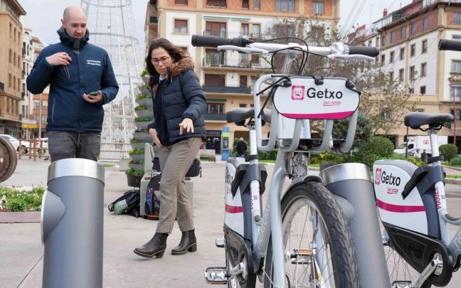 La alcaldesa, Amaia Agirre, con las nuevas bicis.
