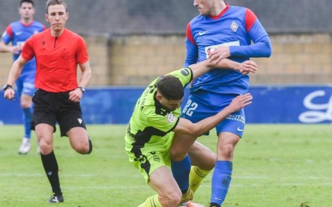 Un jugador del Sabadell intenta frenar el avance del azul Toni Herrero.
