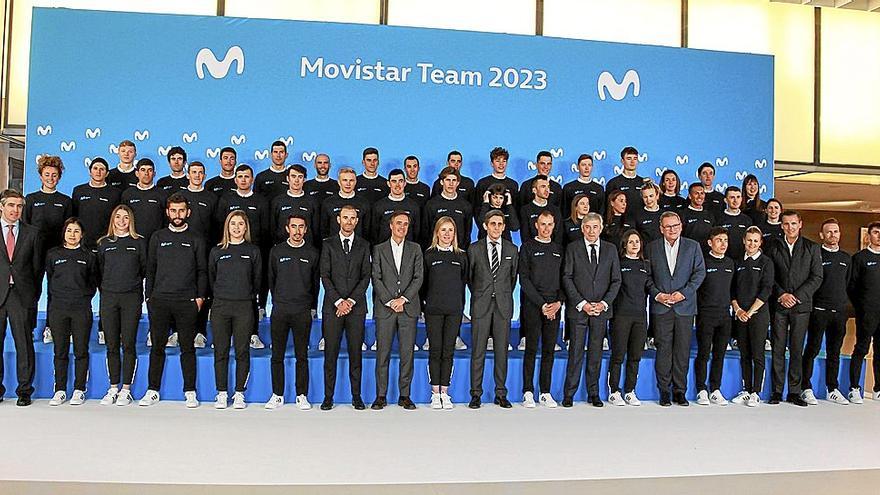 Los corredores del Movistar Team 2023 posan durante la presentación oficial.