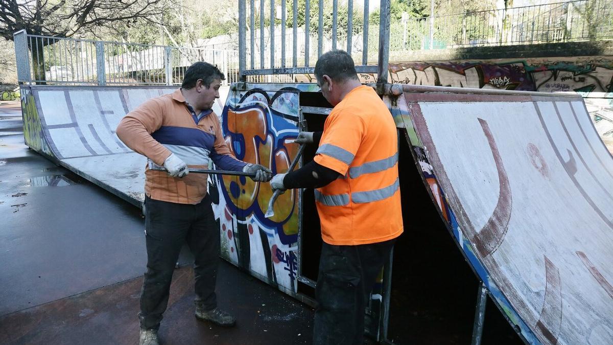 Operarios en plena faena para retirar el skate park de Txaparrene.