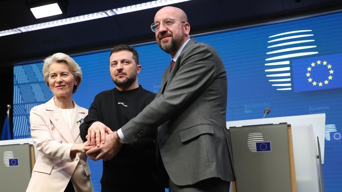 Ursula von der Leyen, Volodimir Zelensky y Charles Michel tras la cumbre de la UE en Bruselas.