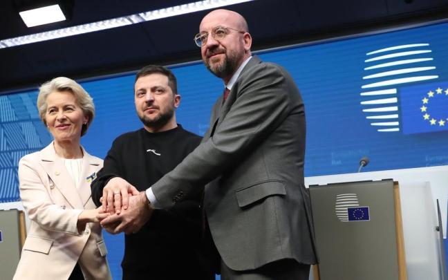 Ursula von der Leyen, Volodimir Zelensky y Charles Michel tras la cumbre de la UE en Bruselas.
