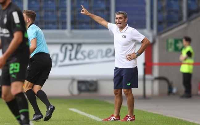 Ernesto Valverde, muy activo en la banda dando instrucciones a los jugadores.