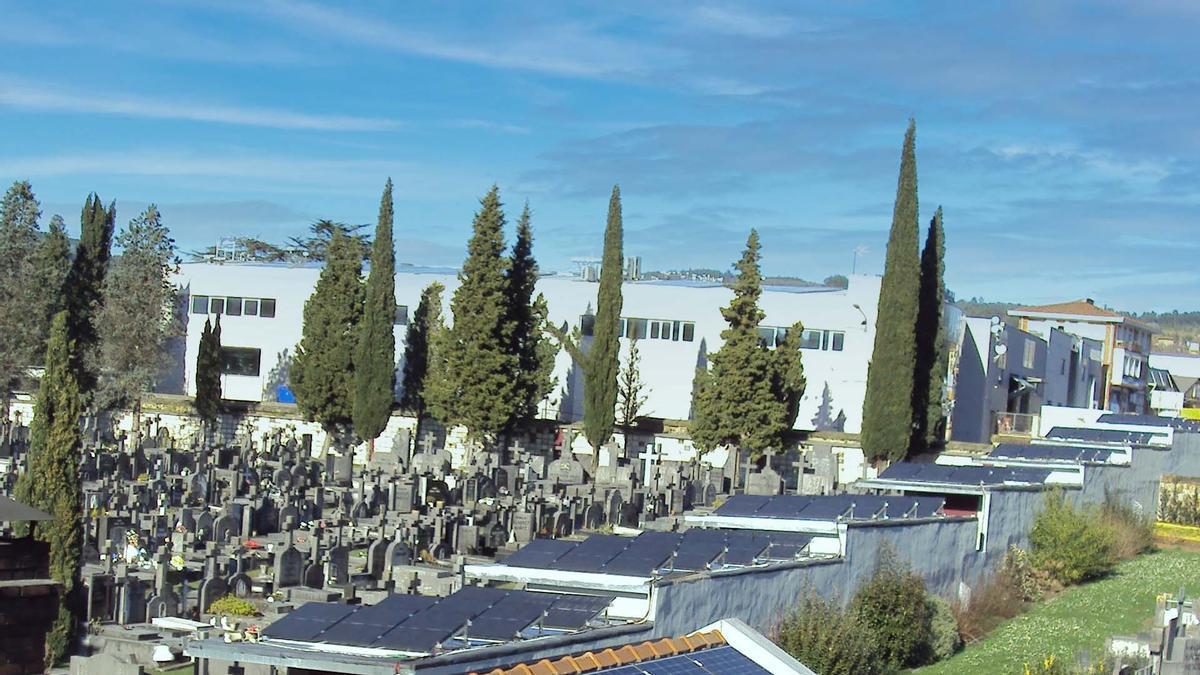 Panorámica de las placas solares instaladas en el cementerio de Bilbao, sito en Derio.