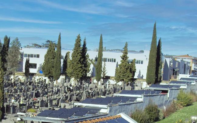Panorámica de las placas solares instaladas en el cementerio de Bilbao, sito en Derio. Panorámica de las placas solares instaladas en el cementerio de Bilbao, sito en Derio.