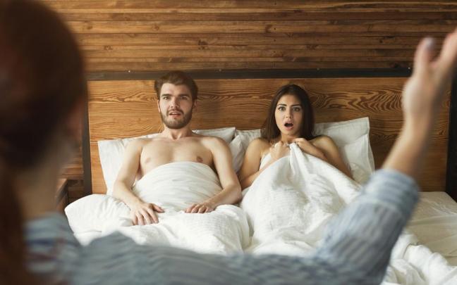 Una mujer encuentra a su marido con su amante en la cama.