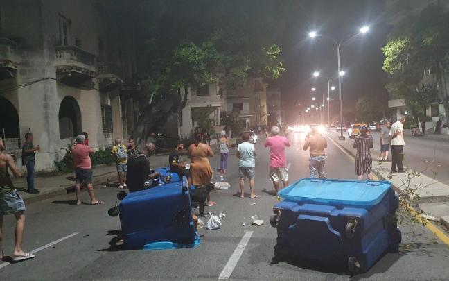 Vecinos de una de las zonas afectadas protestan por los cortes de energía tras el paso del huracán 'Ian', Cuba. Vecinos de una de las zonas afectadas protestan por los cortes de energía tras el paso del huracán 'Ian', Cuba.