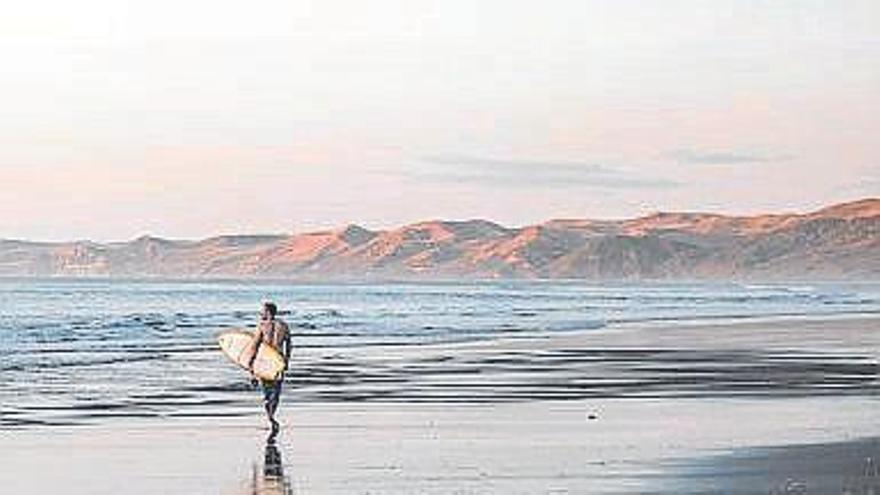 Sus olas atraen a surfistas.