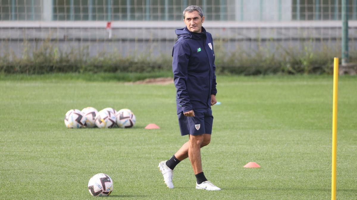 Ernesto Valverde en el entrenamiento del Athletic de Bilbao en Lezama