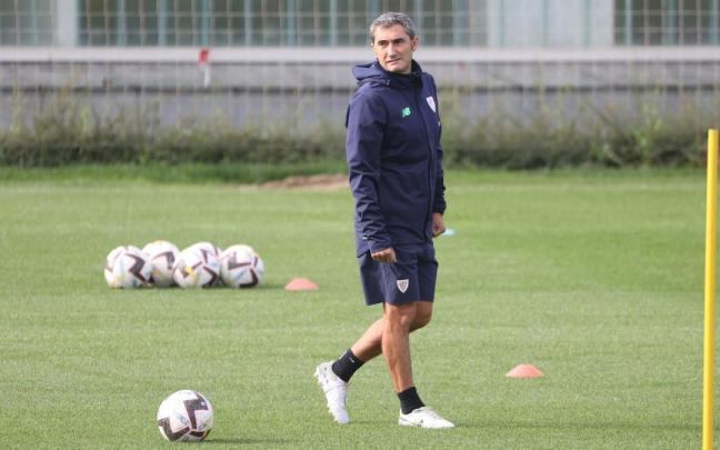 Ernesto Valverde en el entrenamiento del Athletic de Bilbao en Lezama