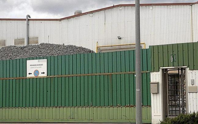 Imagen de las instalaciones del grupo Otua en el polígono industrial de Gojain. Los vecinos del concejo del mismo nombre y de Urrunaga denuncian los perjuicios sobre el medio ambiente de la actividad de estas empresas.