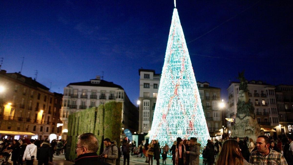 El gran pino de la Virgen Blanca es la atracción de la iluminación de este año