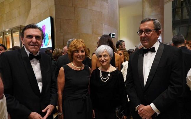 Jon Azua (i), en las bodas de plata del museo Guggenheim.