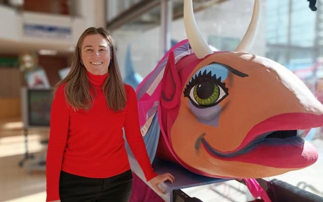 La edil de Cultura, Nerea Cantero, junto a la sardina.