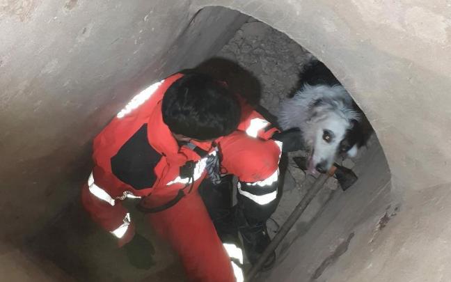 Imagen de Emma al ser rescatada por un bombero