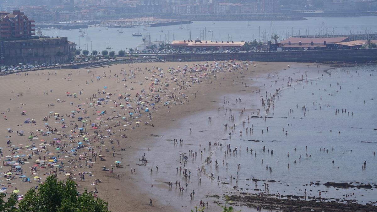 La subida del nivel del mar tendrá un impacto directo en las playas vizcainas, como en la de Ereaga.