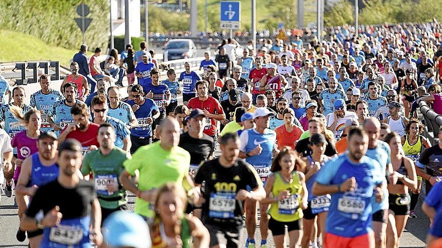 Los atletas afrontan la subida al alto de Gaintxurizketa.