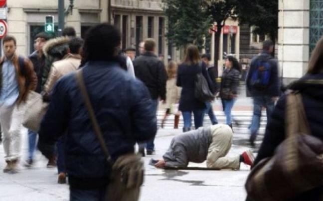 Una persona en riesgo de exclusi&oacute;n social pide ayuda en la calle.