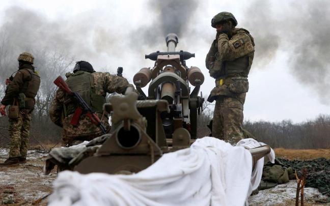 La artiller&iacute;a ucraniana bombardea las posiciones rusas en Lugansk.