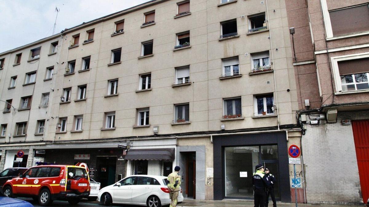 El edificio donde se ha producido el incendio, en el tercer piso de un bloque de viviendas de la calle Los Herrán.