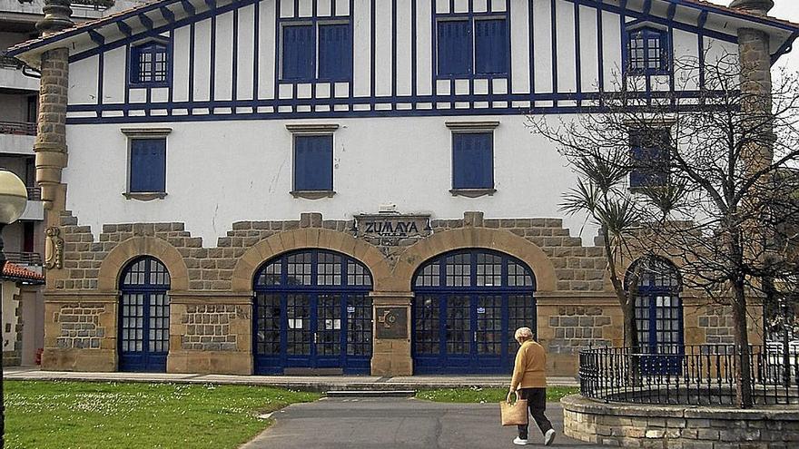 Fachada de la estación vieja de Zumaia y antiguo ambulatorio. | FOTO: AINARA LOZANO