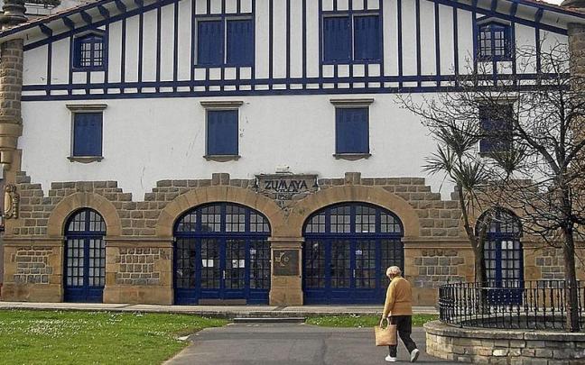 Fachada de la estaci&oacute;n vieja de Zumaia y antiguo ambulatorio. | FOTO: AINARA LOZANO