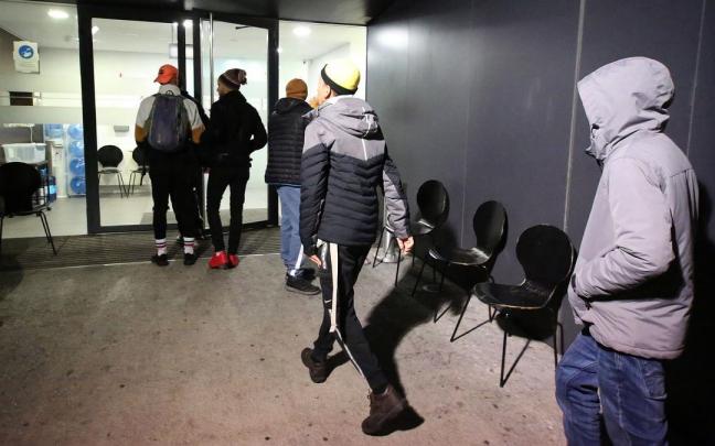 Varias personas, el domingo accediendo al albergue municipal de Trinitarios.