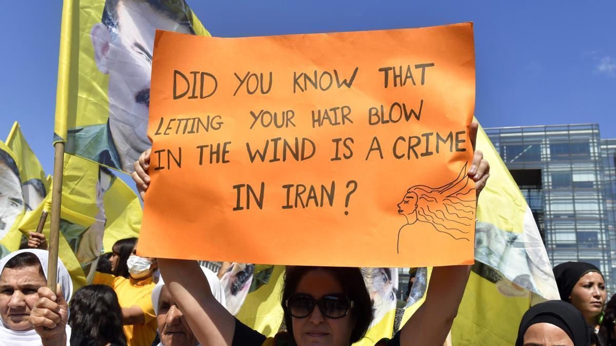 Protestas en Irán por la muerte de una mujer detenida por llevar mal puesto el velo.