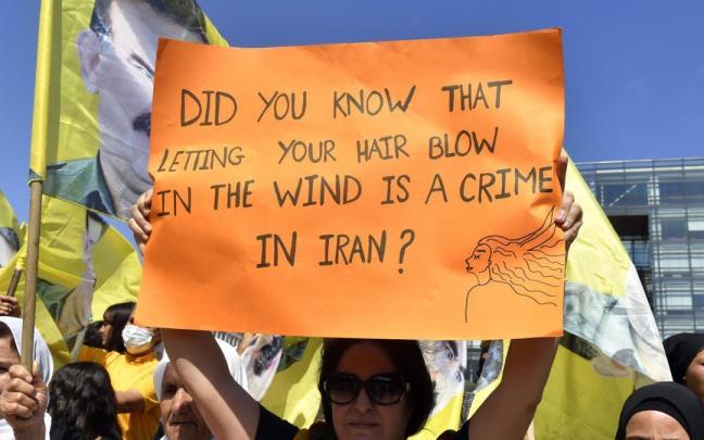 Protestas en Ir&aacute;n por la muerte de una mujer detenida por llevar mal puesto el velo.