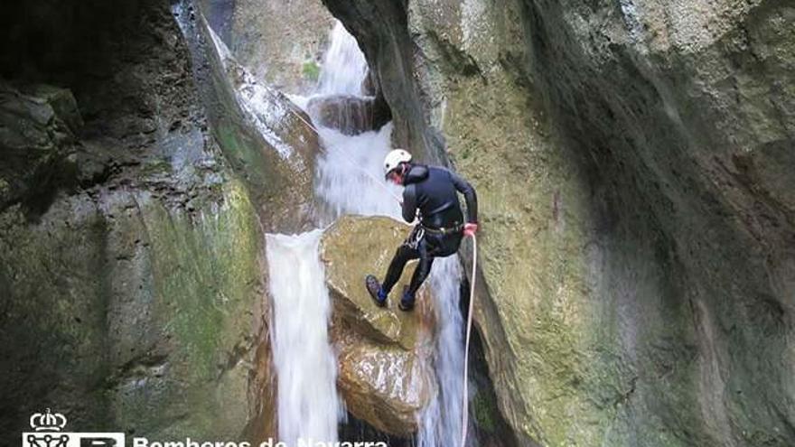 Un bombero, en un rescate anterior en el barranco Diablozulo (Monreal)