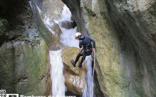 Un bombero, en un rescate anterior en el barranco Diablozulo (Monreal) Un bombero, en un rescate anterior en el barranco Diablozulo (Monreal)