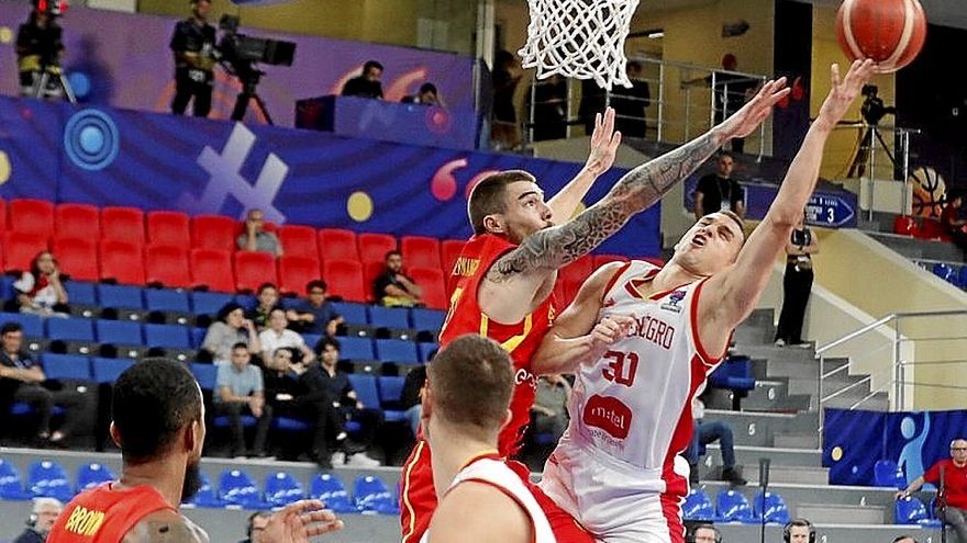 Un lance del partido de ayer en Tiflis. | FOTO: EFE