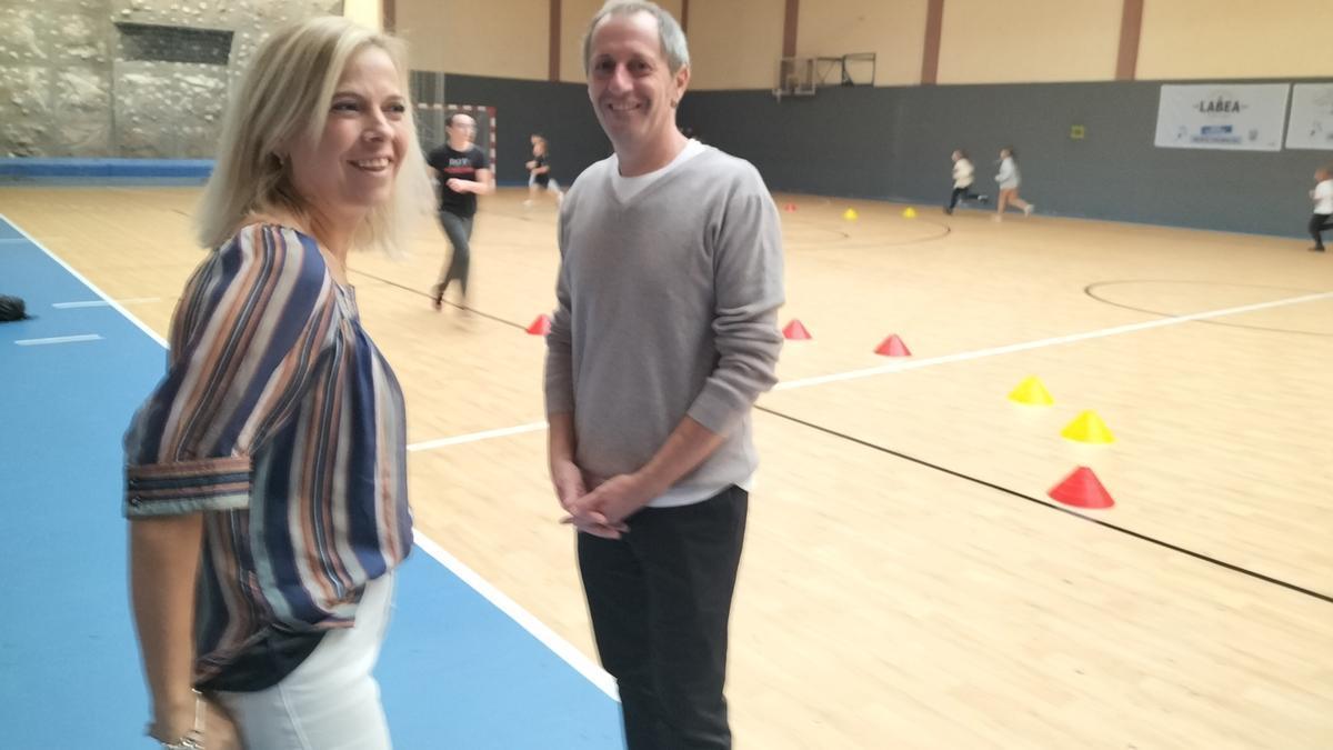 Ainara Leiba y Unai Landaburu se felicitaron por el fin de la reforma integral del polideportivo.