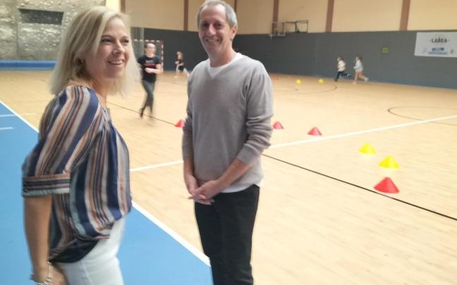 Ainara Leiba y Unai Landaburu se felicitaron por el fin de la reforma integral del polideportivo.