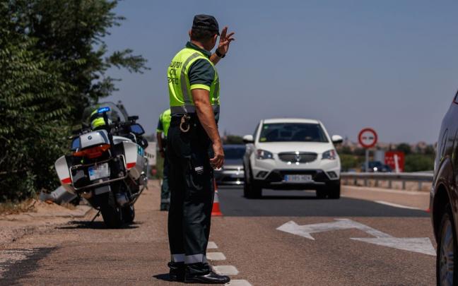 Un agente de la Guardia Civil durante un control. Un agente de la Guardia Civil durante un control.