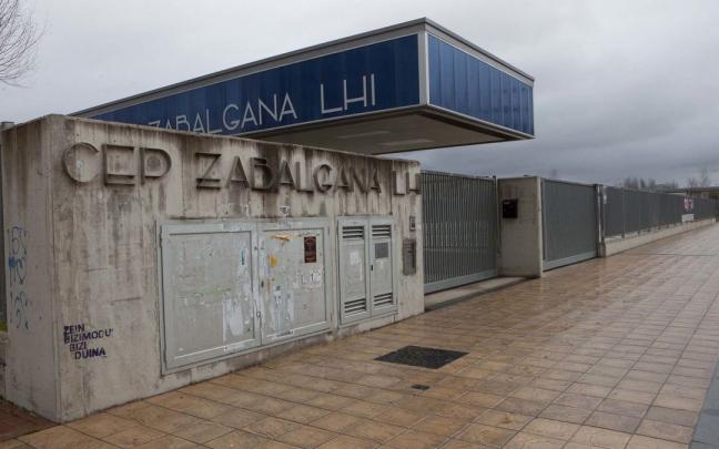 Fachada exterior de la escuela pública de Zabalgana. Fachada exterior de la escuela pública de Zabalgana.