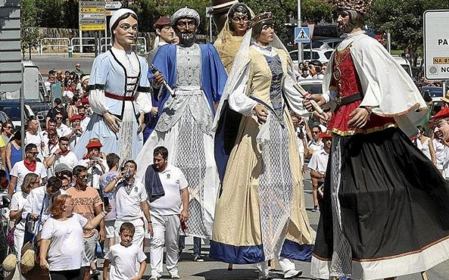 Noáin despide sus fiestas con una concentración de comparsas de gigantes