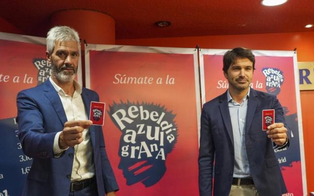 Aitor Apesteguia y Roberto Polanco, responsables de marketing, durante la presentaci&oacute;n de la campa&ntilde;a de abonados 2022-23 del Baskonia