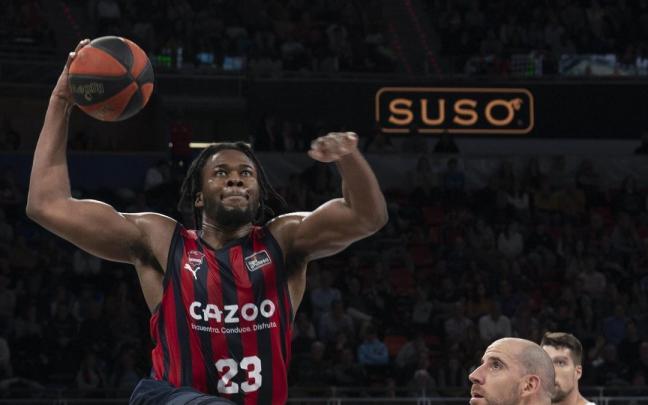 Enoch se dispone a hacer un mate ante el Girona.