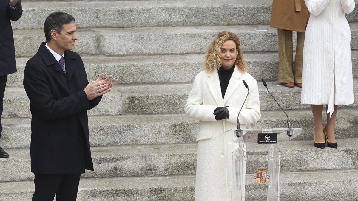 El presidente español, Pedro Sánchez, aplaude a la presidenta del Congreso, Meritxell Batet