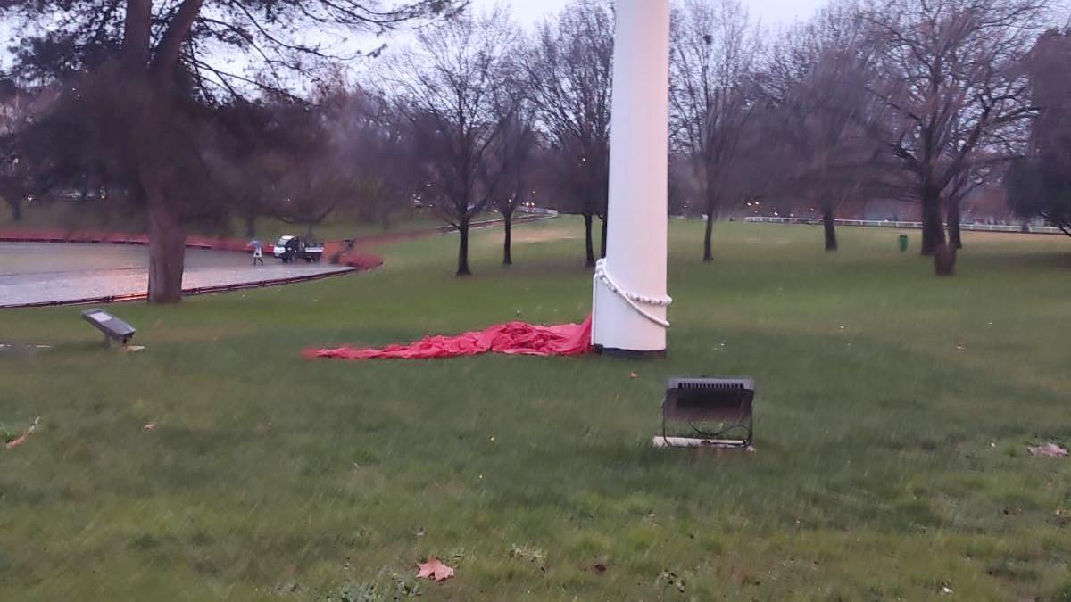 La bandera de Navarra, tendida sobre el césped este lunes por la mañana.