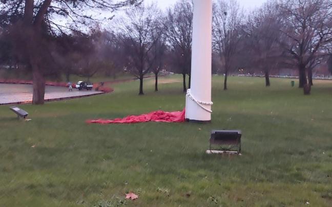 La bandera de Navarra, tendida sobre el césped este lunes por la mañana. La bandera de Navarra, tendida sobre el césped este lunes por la mañana.