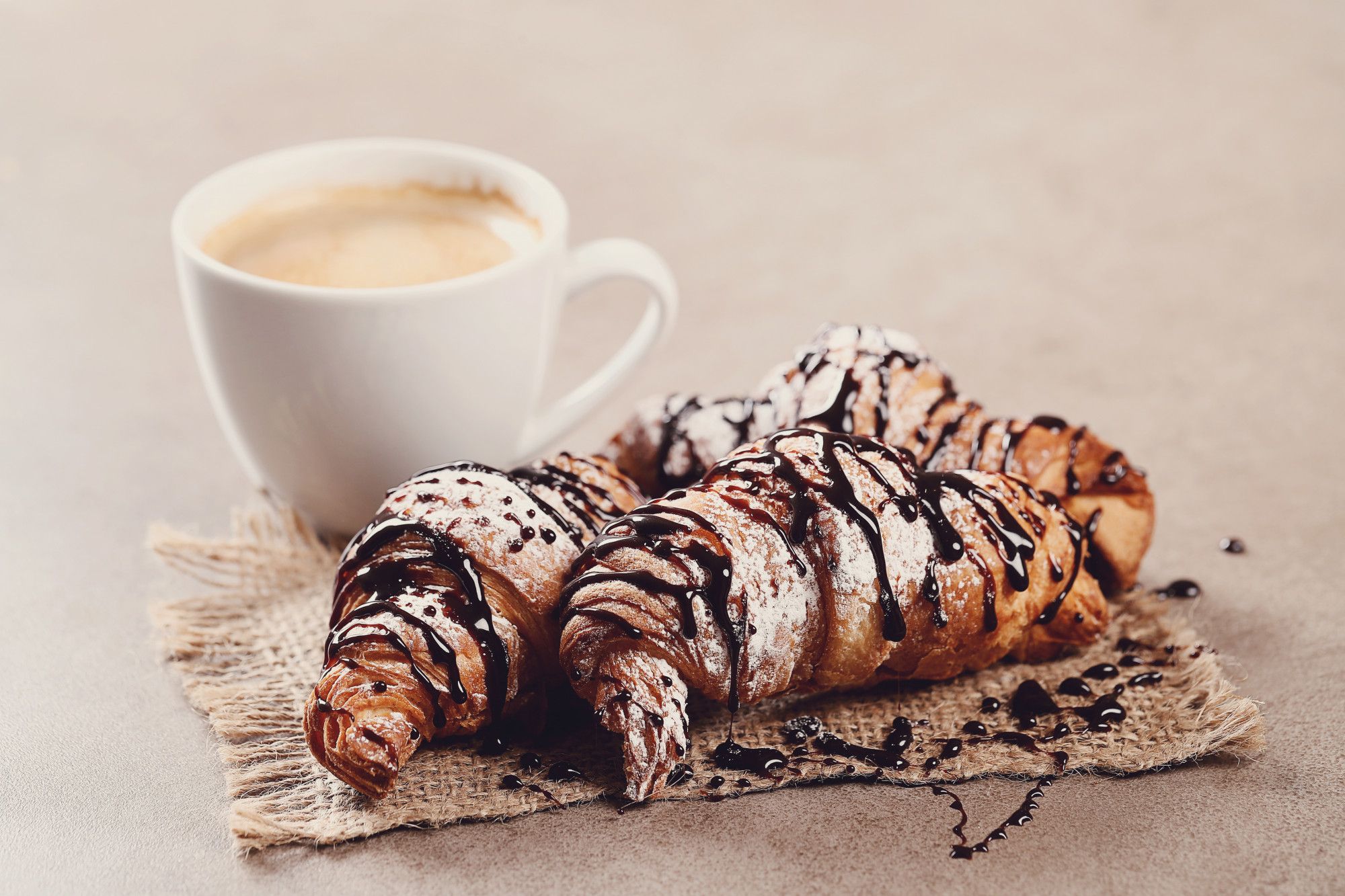 Un café con tres piezas de bollería.