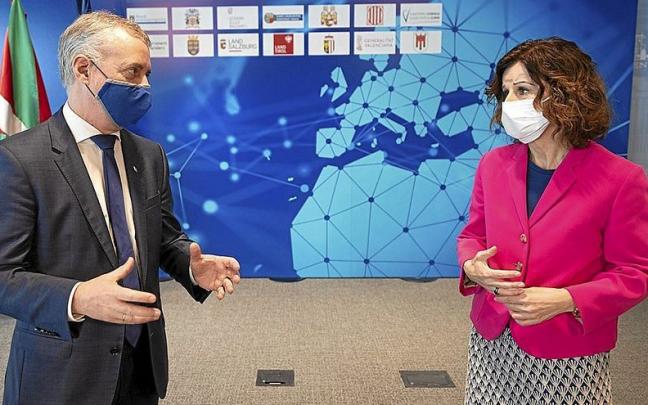 El lehendakari, I&ntilde;igo Urkullu, con la secretaria de Acci&oacute;n Exterior, Marian Elorza. | FOTO: IREKIA