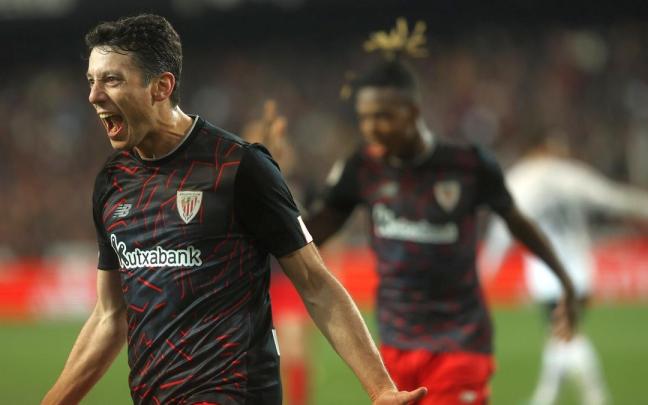 Mikel Vesga celebra su gol desde el punto de penalti, el que puso candado al marcador de ayer en Mestalla. Mikel Vesga celebra su gol desde el punto de penalti, el que puso candado al marcador de ayer en Mestalla.
